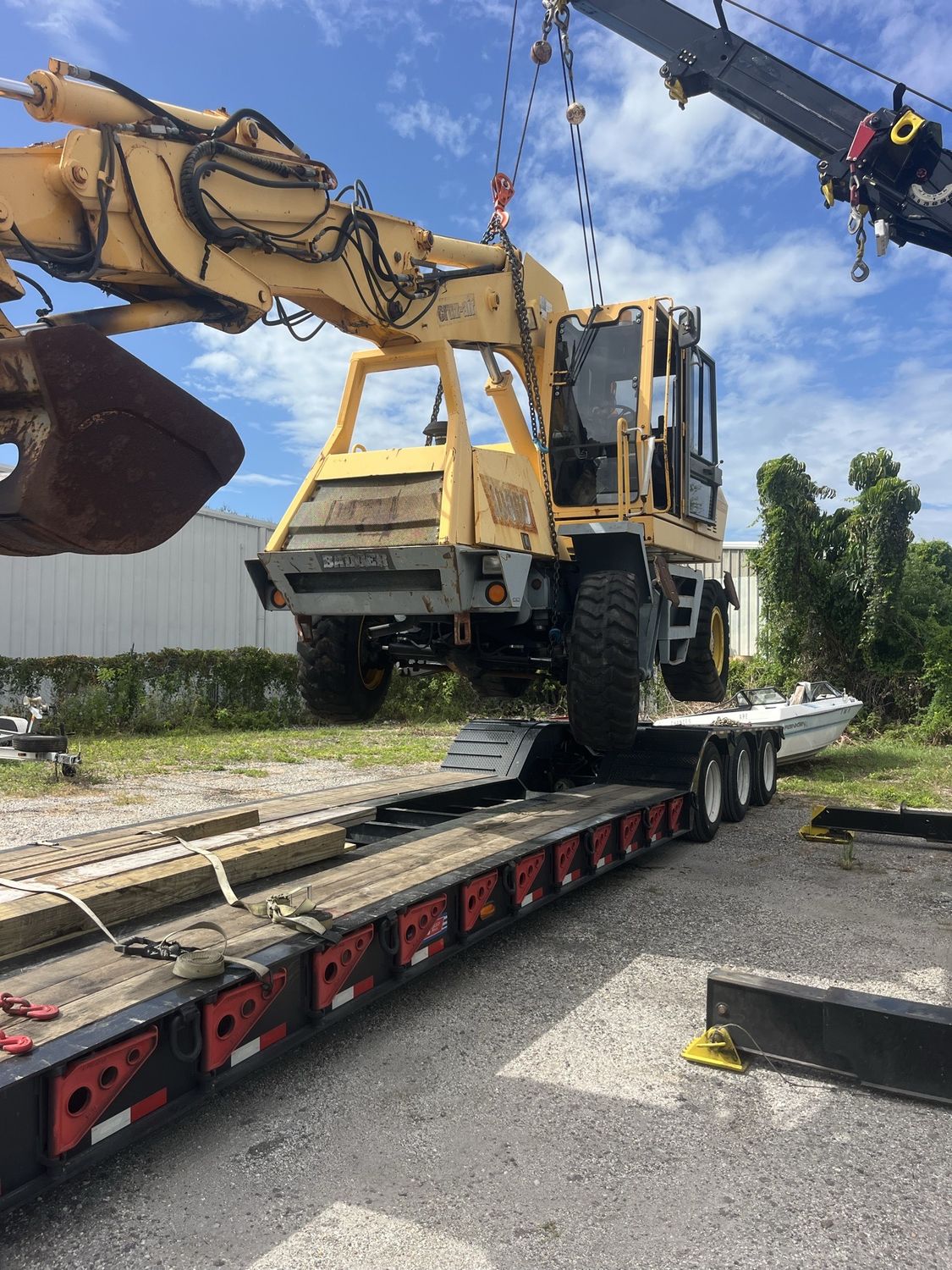 CTS rotator lifting a Gradall machine